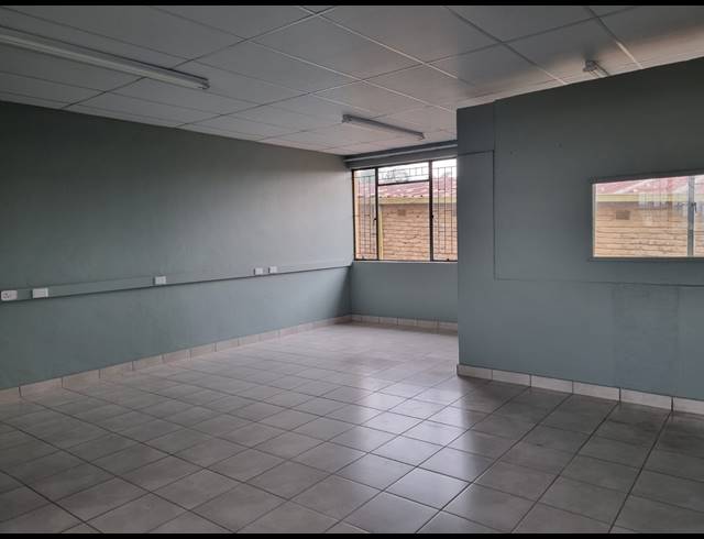 55M² OFFICE TO LET IN WHITE RIVER CENTRAL